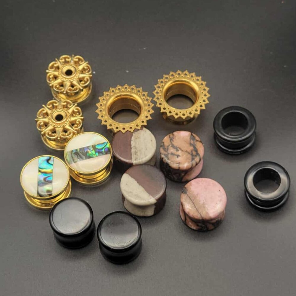 7 pairs of Gauge: 9/16" (14 mm) plugs